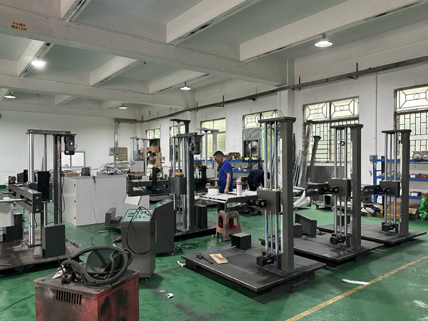 跌落試驗(yàn)機(jī)車間 跌落試驗(yàn)機(jī)車間